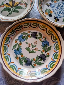 3 assiettes en faïence de Nevers XVIIIème