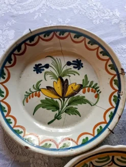3 assiettes en faïence de Nevers XVIIIème