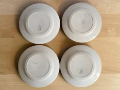 4 assiettes en faïence, Grigny — modèle 
