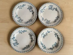 4 assiettes en faïence, Grigny — modèle 