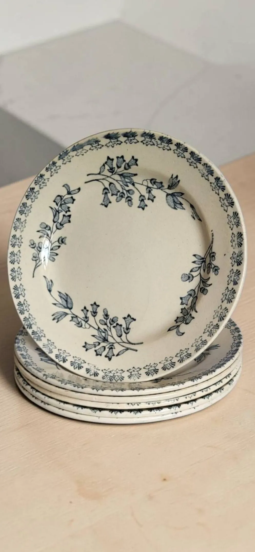 6 assiettes en faïence, Grigny — modèle " Muguet "