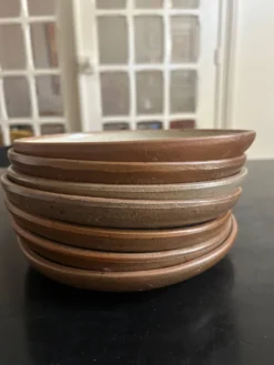 7 assiettes en grés 1970