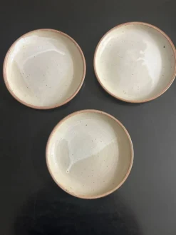 7 assiettes en grés 1970