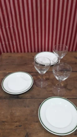 3 assiettes en porcelaine blanche et liseré vert