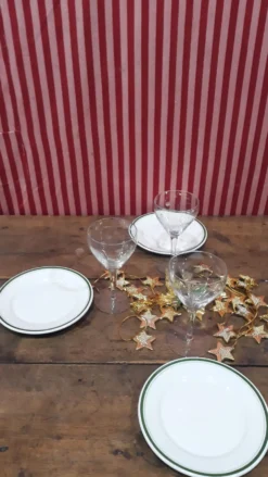 3 assiettes en porcelaine blanche et liseré vert