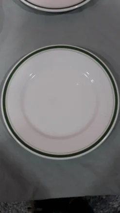 3 assiettes en porcelaine blanche et liseré vert