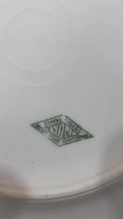 3 assiettes en porcelaine blanche et liseré vert