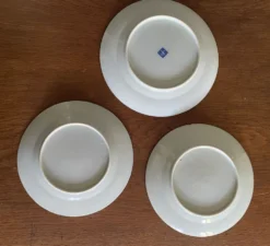 Assiettes en porcelaine d’Asie à décor de dragons bleus
