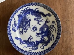 Assiettes en porcelaine d’Asie à décor de dragons bleus