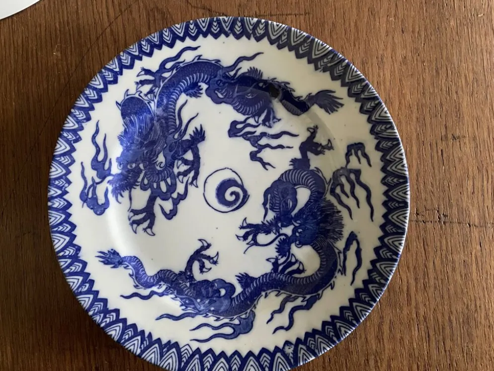 Assiettes en porcelaine d’Asie à décor de dragons bleus