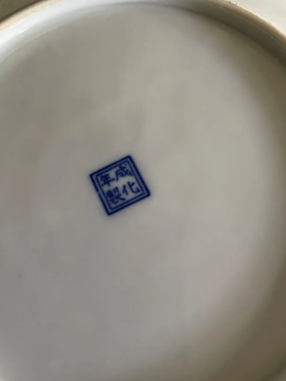 Assiettes en porcelaine d’Asie à décor de dragons bleus