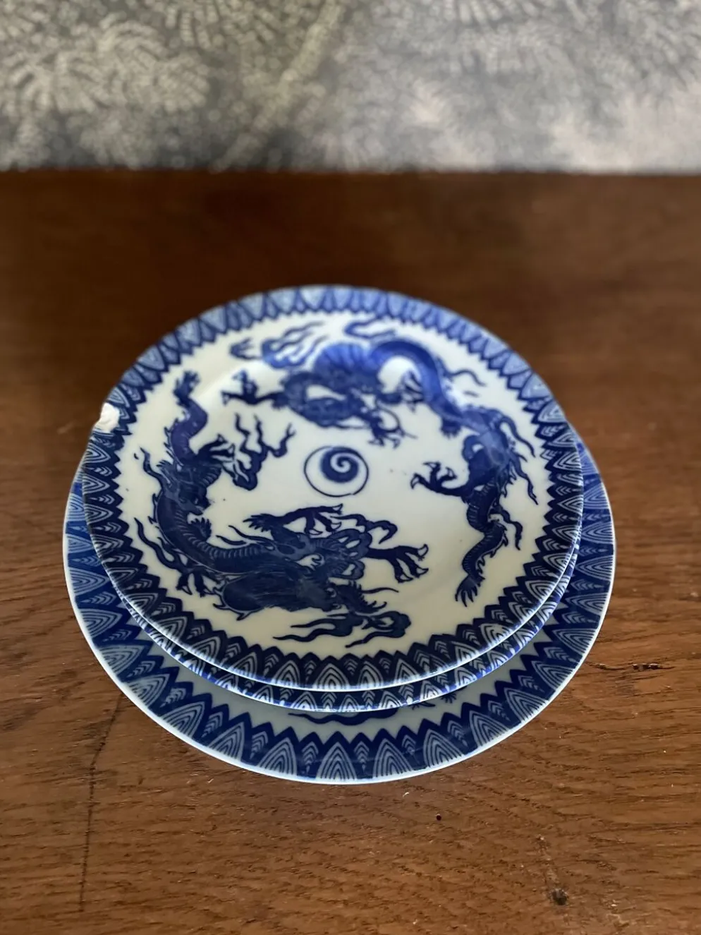 Assiettes en porcelaine d’Asie à décor de dragons bleus
