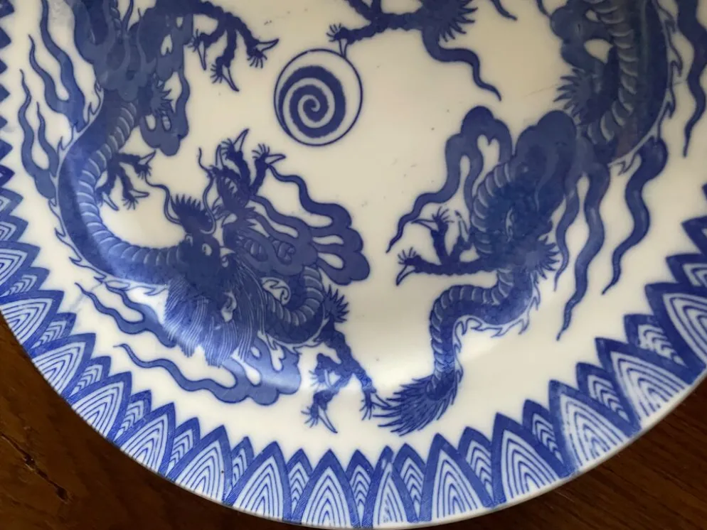 Assiettes en porcelaine d’Asie à décor de dragons bleus