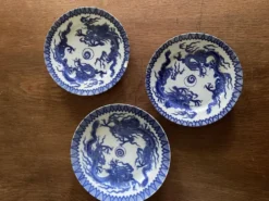 Assiettes en porcelaine d’Asie à décor de dragons bleus