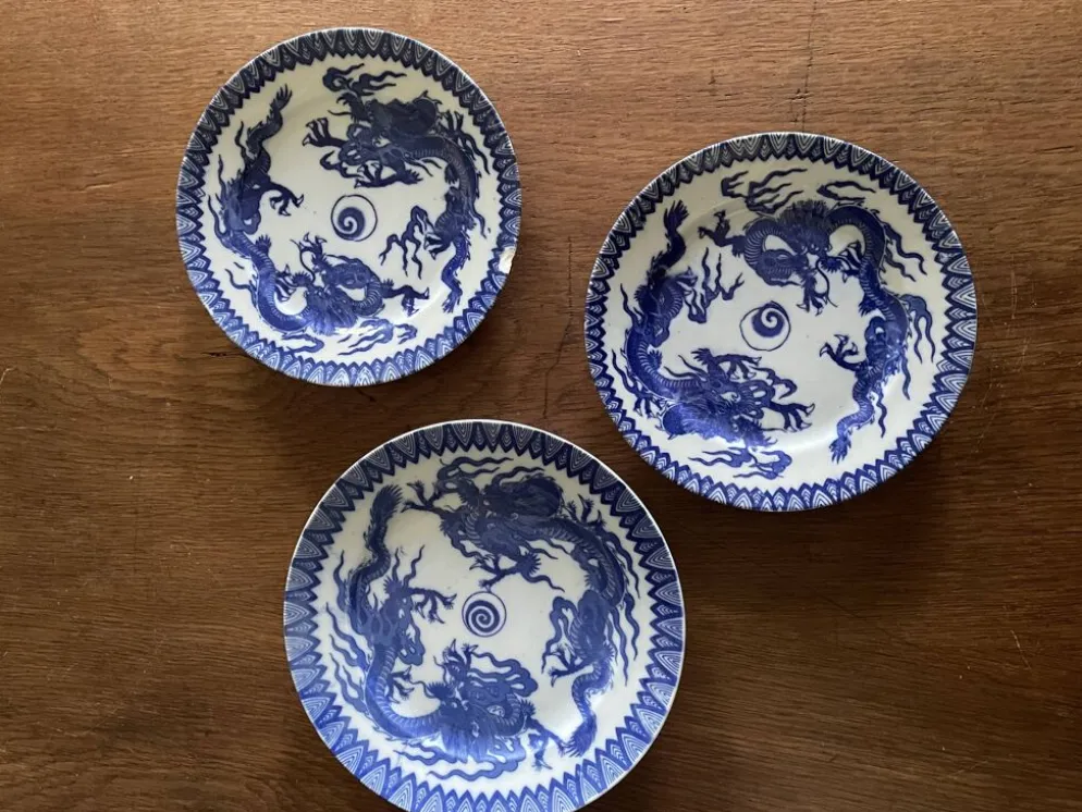 Assiettes en porcelaine d’Asie à décor de dragons bleus