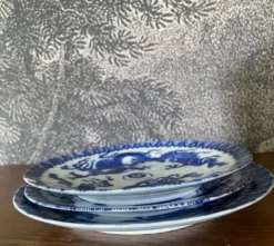 Assiettes en porcelaine d’Asie à décor de dragons bleus