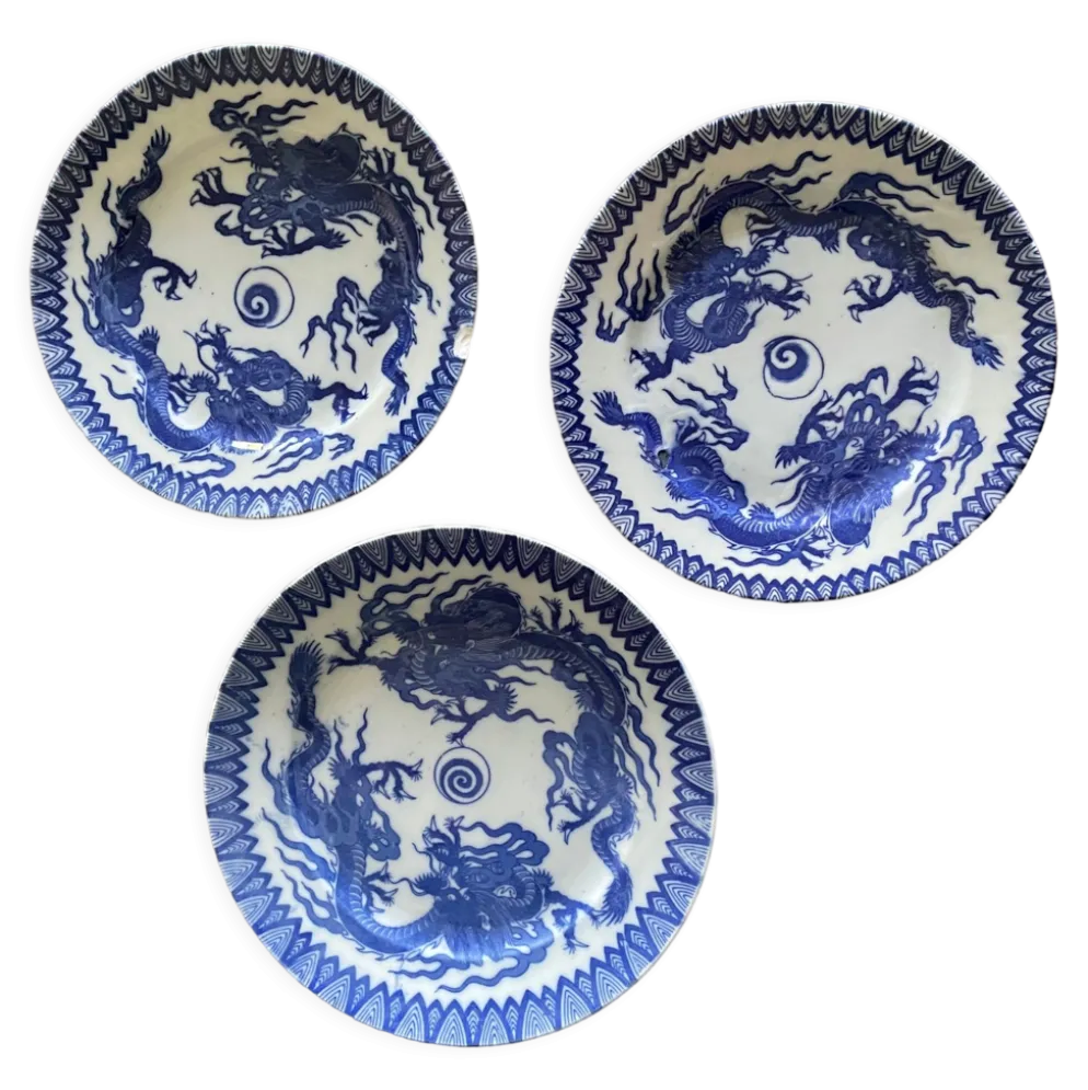 Assiettes en porcelaine d’Asie à décor de dragons bleus