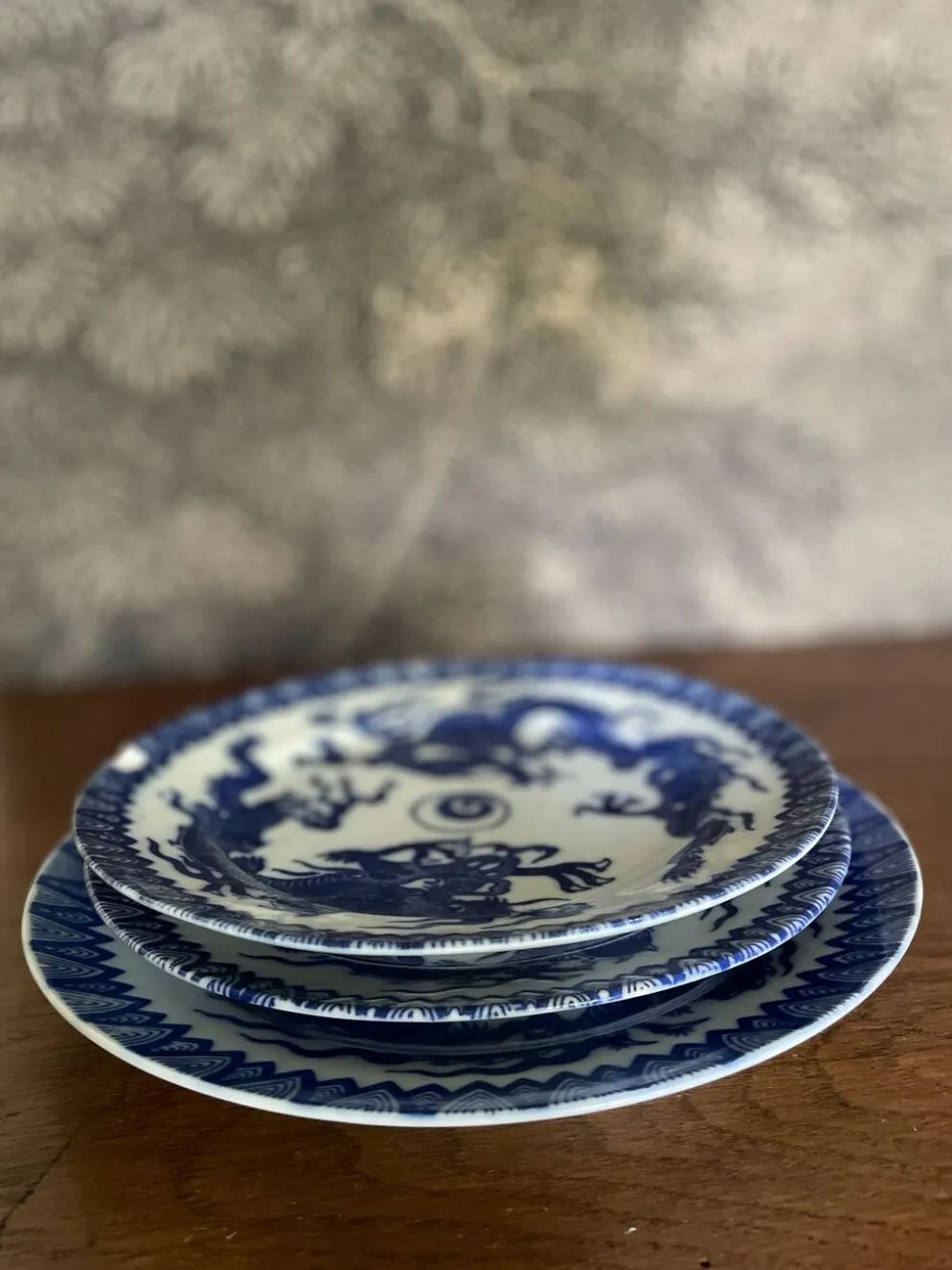 Assiettes en porcelaine d’Asie à décor de dragons bleus