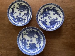 Assiettes en porcelaine d’Asie à décor de dragons bleus