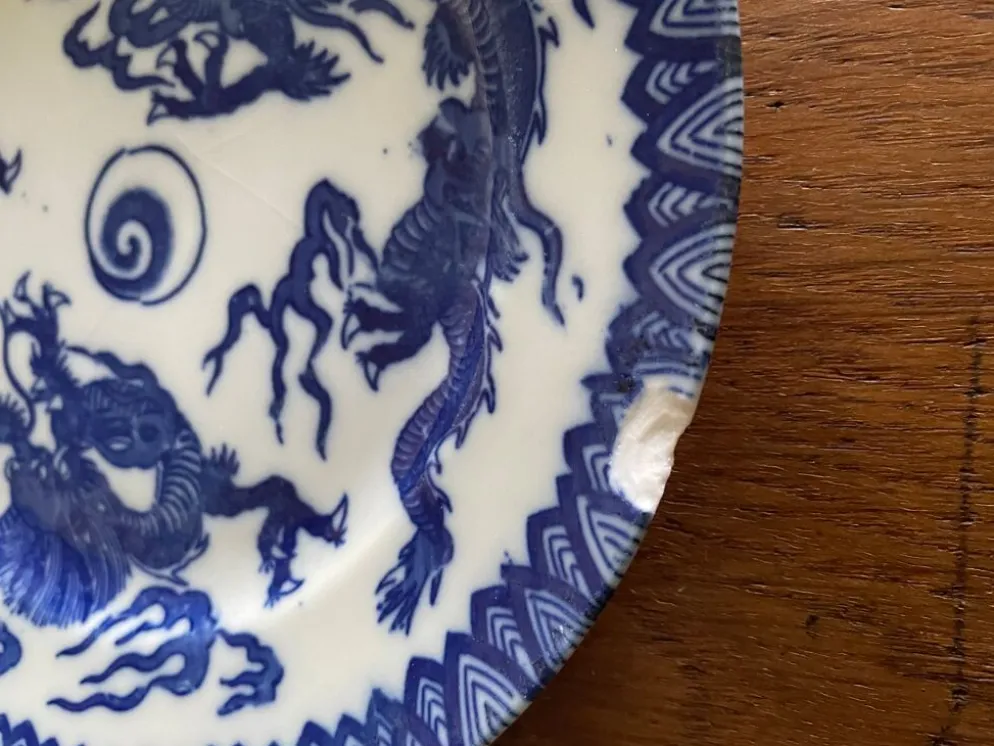Assiettes en porcelaine d’Asie à décor de dragons bleus