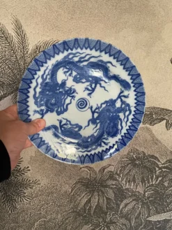 Assiettes en porcelaine d’Asie à décor de dragons bleus