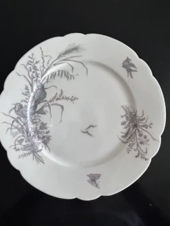8 assiettes en porcelaine et 1 plat CH Pillivuyt & Cie