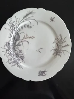 8 assiettes en porcelaine et 1 plat CH Pillivuyt & Cie