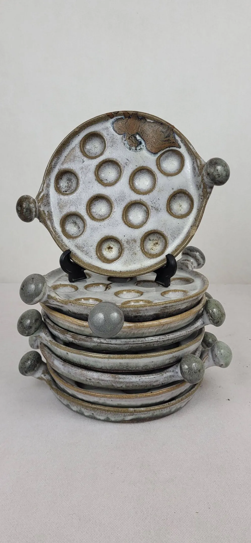 4 assiettes à escargots en grès