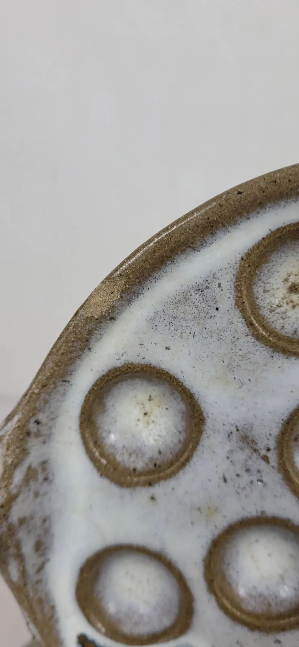 4 assiettes à escargots en grès