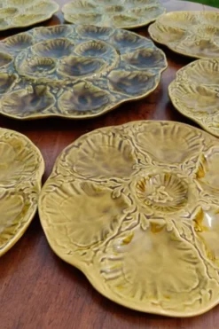 Assiettes et plat de service à coquillages, huîtres vintage Gien vert kaki