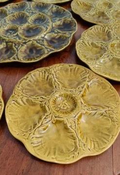 Assiettes et plat de service à coquillages, huîtres vintage Gien vert kaki