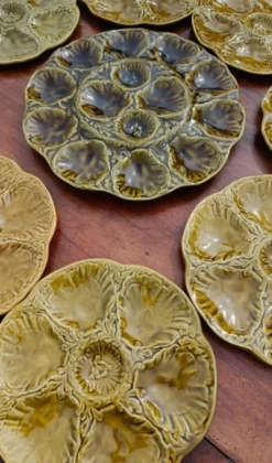 Assiettes et plat de service à coquillages, huîtres vintage Gien vert kaki