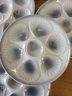 11 assiettes et 1 plat à huitres Moulin des Loups
