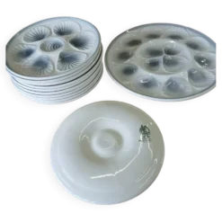 11 assiettes et 1 plat à huitres Moulin des Loups