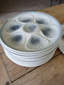 11 assiettes et 1 plat à huitres Moulin des Loups