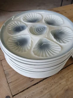 11 assiettes et 1 plat à huitres Moulin des Loups