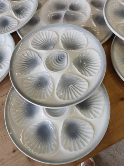 11 assiettes et 1 plat à huitres Moulin des Loups