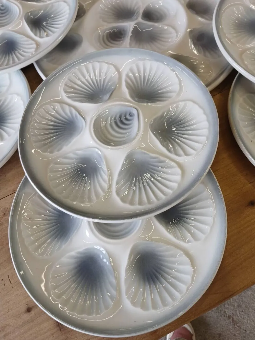 11 assiettes et 1 plat à huitres Moulin des Loups
