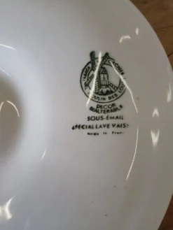 11 assiettes et 1 plat à huitres Moulin des Loups