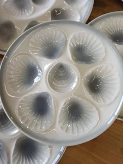 11 assiettes et 1 plat à huitres Moulin des Loups