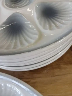 11 assiettes et 1 plat à huitres Moulin des Loups