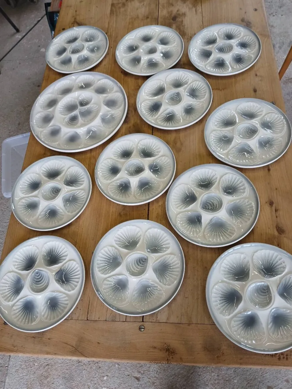11 assiettes et 1 plat à huitres Moulin des Loups