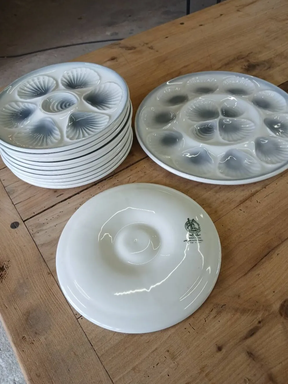 11 assiettes et 1 plat à huitres Moulin des Loups