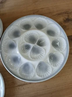 11 assiettes et 1 plat à huitres Moulin des Loups