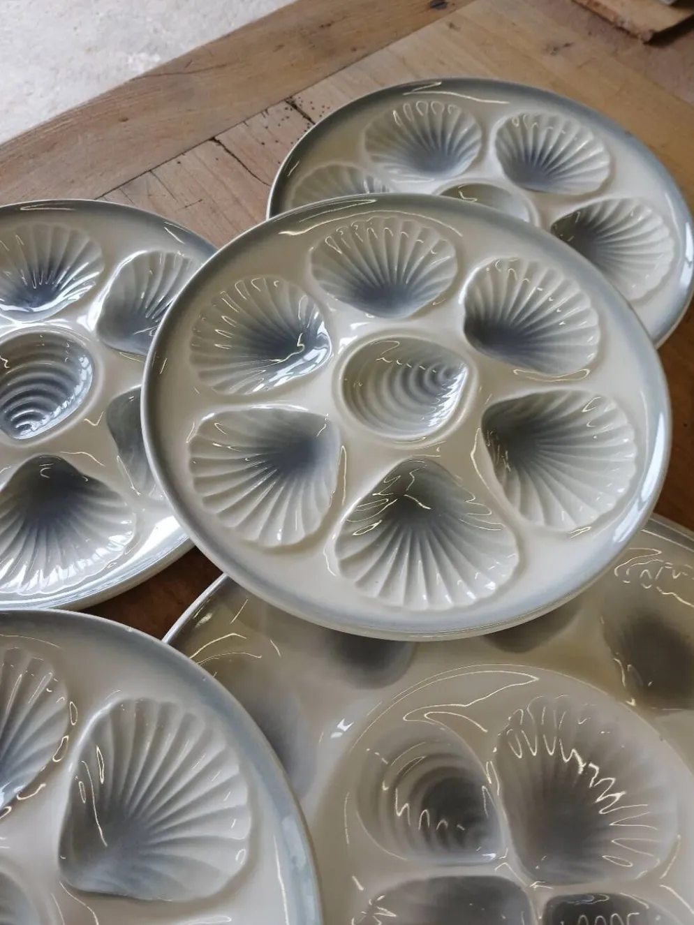 11 assiettes et 1 plat à huitres Moulin des Loups