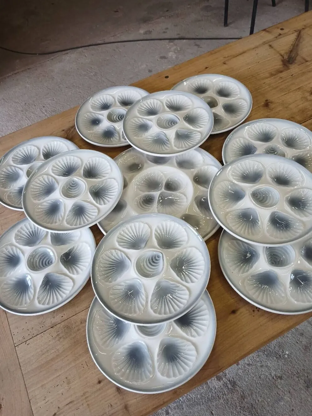 11 assiettes et 1 plat à huitres Moulin des Loups
