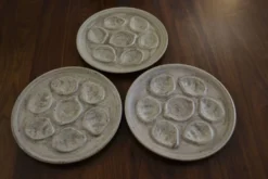 3 assiettes à huitres en grès