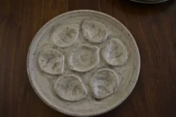 3 assiettes à huitres en grès