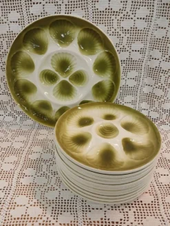 11 assiettes à huitres et 1 plat Orchies Moulin des Loups