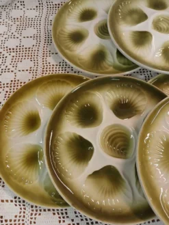 11 assiettes à huitres et 1 plat Orchies Moulin des Loups